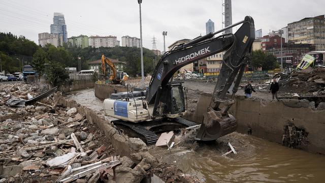 İstanbul'da selden etkilenen Ayazağa'da enkaz kaldırma &ccedil;alışmaları s&uuml;r&uuml;yor