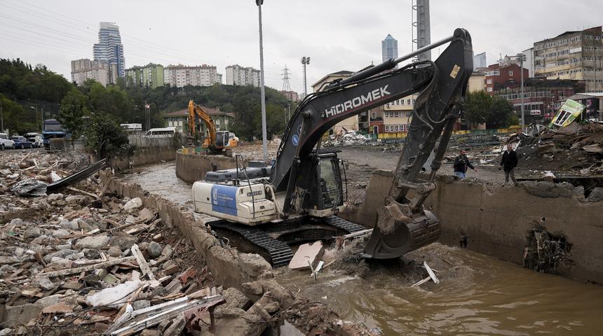 İstanbul'da selden etkilenen Ayazağa'da enkaz kaldırma &ccedil;alışmaları s&uuml;r&uuml;yor