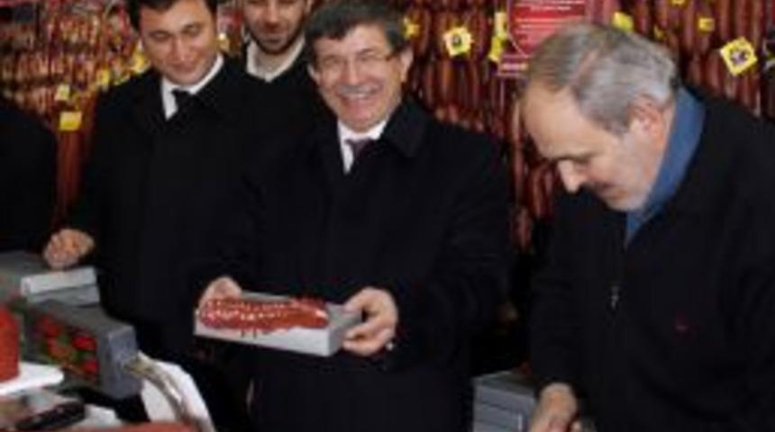 Davutoğlu, Kayseri'de pastırma dilimleyip tadına baktı