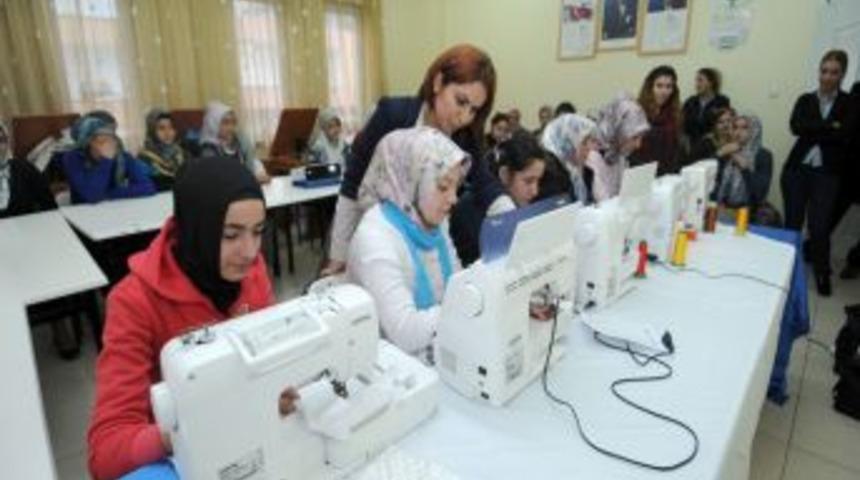 Son teknoloji &uuml;r&uuml;n&uuml; dikiş makinelerini kullanmayı &ouml;ğrendiler