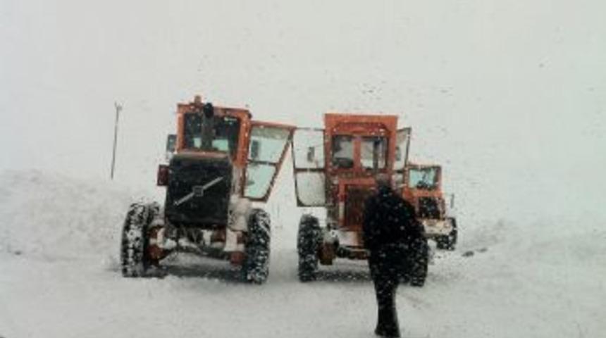 Ağrı-Cuma&ccedil;ay yolu tipi nedeniyle trafiğe kapandı