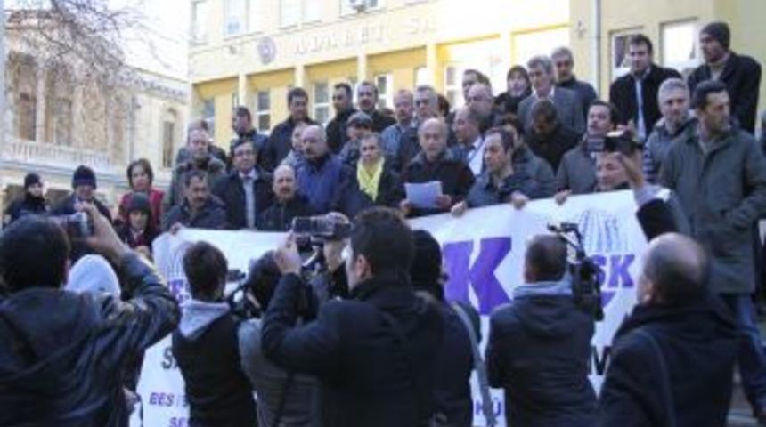 KESK, kınama cezası veren m&uuml;d&uuml;rler hakkında su&ccedil; duyurusunda bulundu