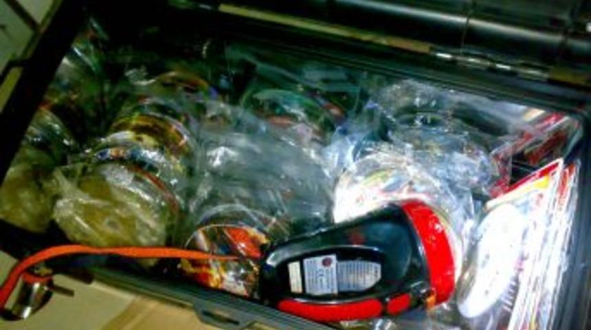 İzmir'de korsan DVD operasyonu