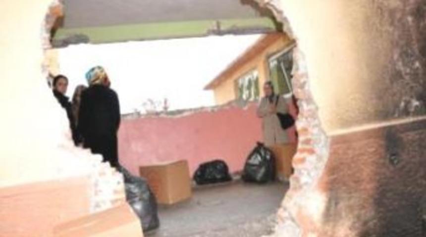 Yıkık binada depremzedelere gıda yardımı