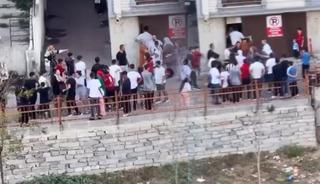 Kağıthane'de 2 ş&uuml;pheli 4 &ccedil;ocuğu 'Size kuş g&ouml;stereceğim' yalanıyla kandırmaya &ccedil;alıştı! Mahalleli sokağa d&ouml;k&uuml;ld&uuml;