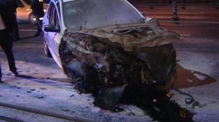 Alkoll&uuml; s&uuml;r&uuml;c&uuml; yaralı arkadaşını kucağında taşımaya &ccedil;alıştı