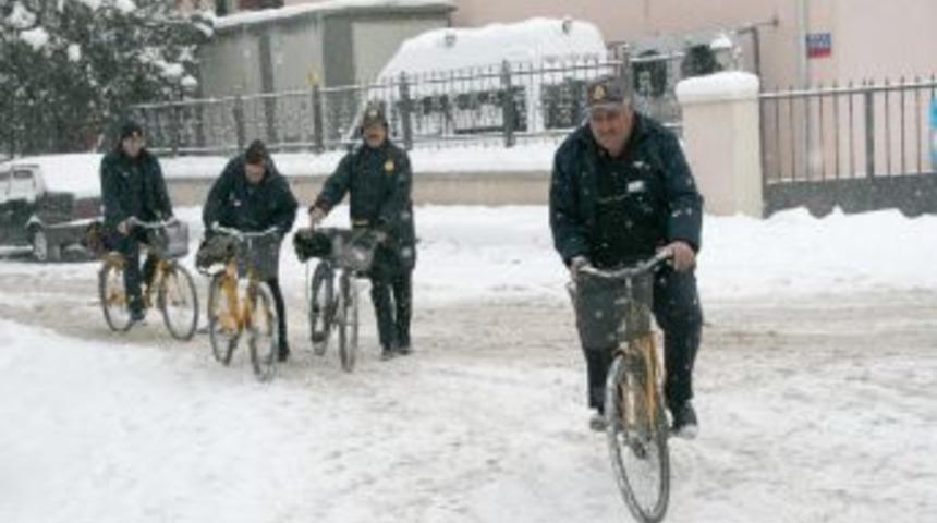 Postacılar ağır kış şartlarına rağmen g&ouml;revlerini aksatmıyor