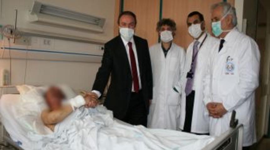 Rekt&ouml;r Kurtcephe, y&uuml;z nakli olan Uğur Acar'ı ziyaret etti