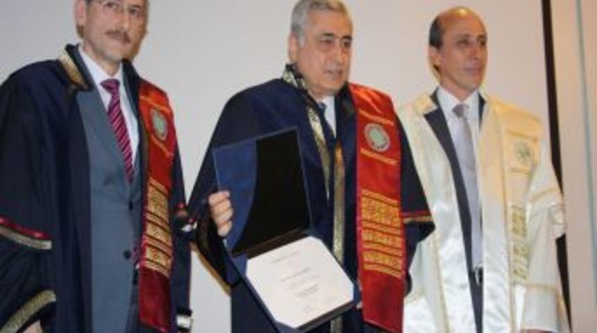 D&uuml;nyaca &uuml;nl&uuml; T&uuml;rk Doktor Prof. Dr. Emre'den y&uuml;z nakli operasyonuna &ouml;vg&uuml;