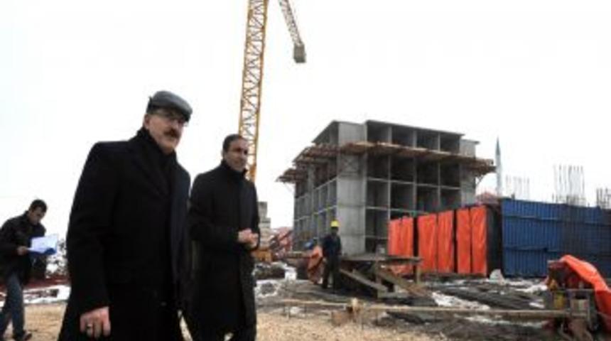 TOKİ Başkanı, Van'daki firmaların &ccedil;ift vardiya &ccedil;alışmalarını istedi