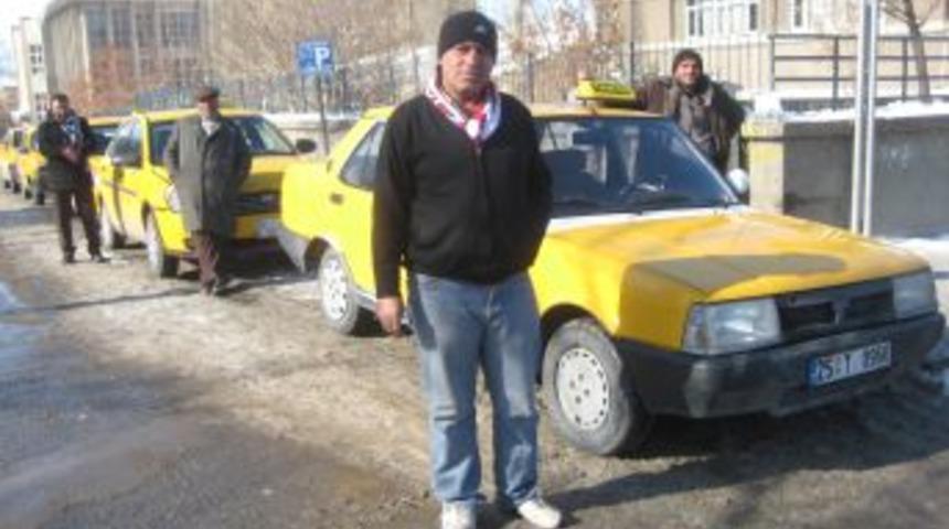 Taksiciler korsan yolcu taşıyan &ouml;ğrenci servislerine &ccedil;&ouml;z&uuml;m istedi