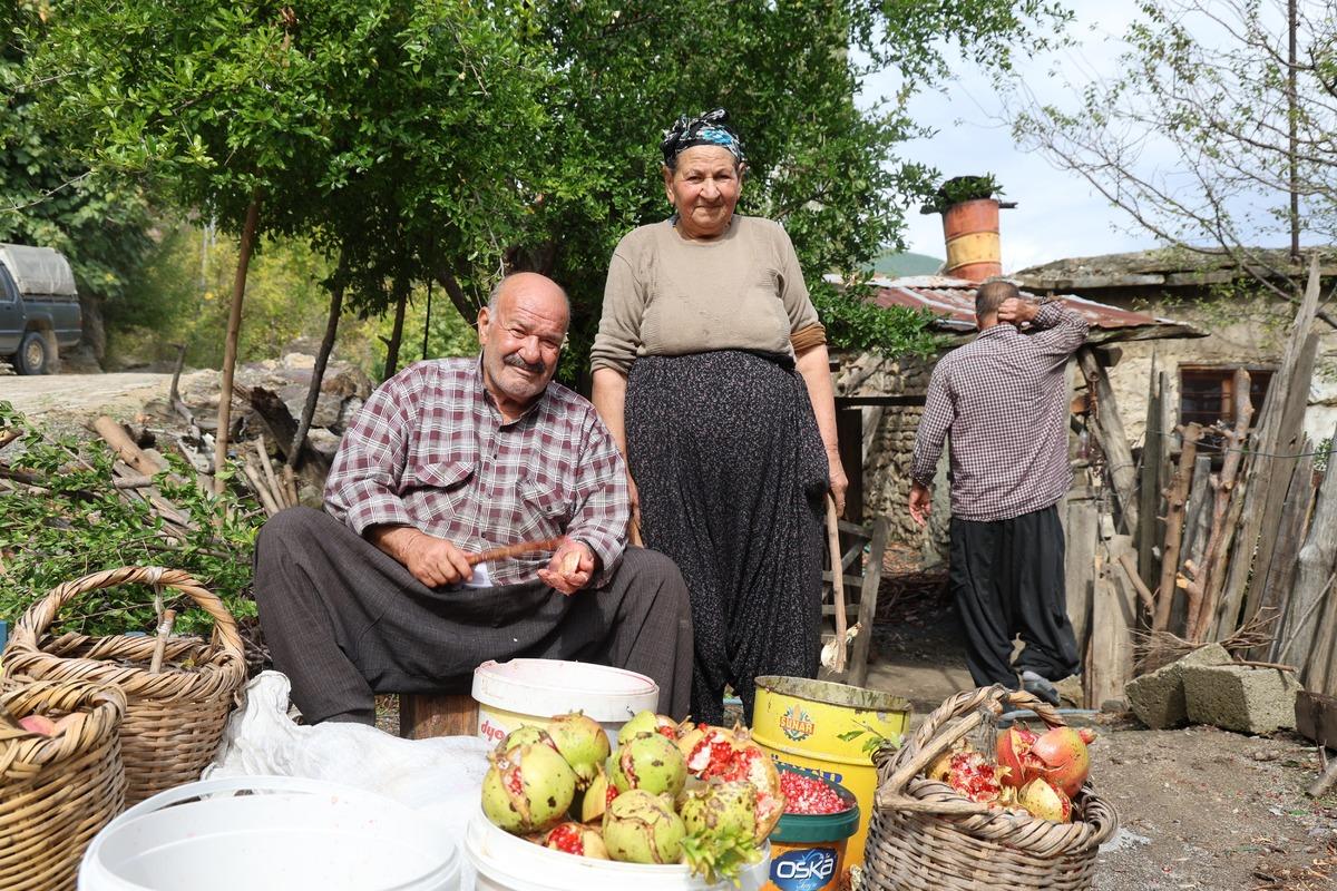 Odun ateşinde 5 saat kaynıyor! Tek tek elle ayıklanıyor, kilosu 750 TL! 4