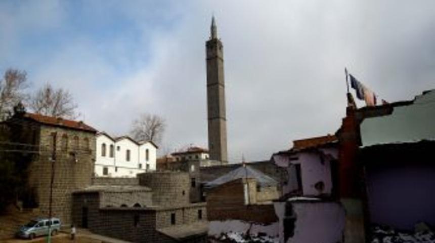 Şehit 27 sahabenin yattığı caminin restorasyonu tamamlandı