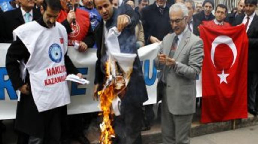 T&uuml;rkiye Kamu-Sen &uuml;yeleri Fransız &uuml;r&uuml;nlerini yaktı