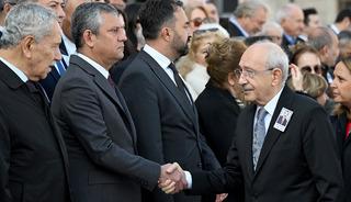&Ouml;zel ve Kılı&ccedil;daroğlu aynı t&ouml;rende! O anlar g&uuml;ndem oldu