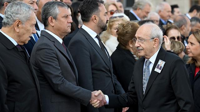Özel ve Kılıçdaroğlu aynı törende! Tokalaşma anları gündem oldu