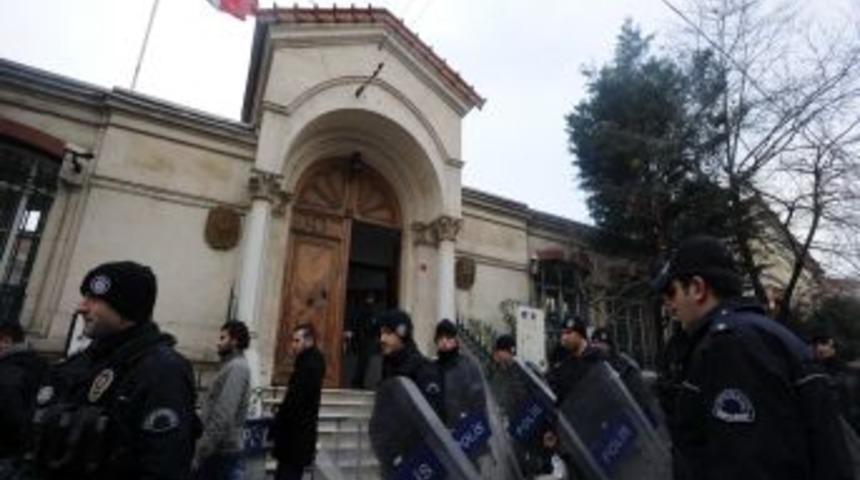 Başkonsolosluk &ouml;n&uuml;nde Fransa protestosu