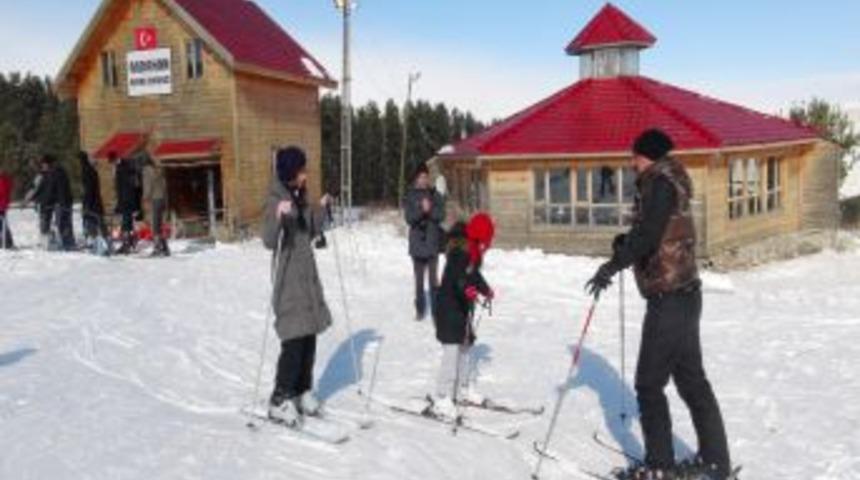&Ouml;ğrenciler, Yalnız&ccedil;am Kayak Tesisleri'ne akın etti