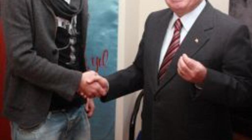 Giresun Valisi Şahin, a&ccedil;ılışta futbolcu transfer pazarlığı yaptı