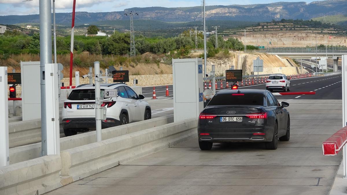 Yeni otoyol trafiğe &ccedil;ıktı! Mesafe 18 dakikaya d&uuml;ş&uuml;yor 5