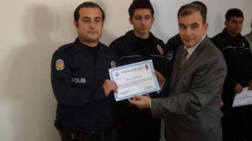 Dumansız hava sahasını koruyan polislere teşekk&uuml;r plaketi