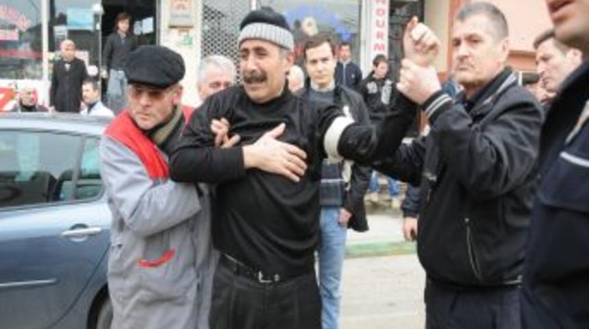 Kahvehanede &ccedil;ay i&ccedil;erken, maganda kurşunuyla yaralandı