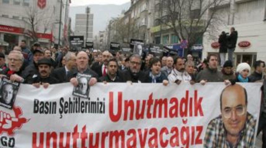 Bursalı gazeteciler Uğur Mumcu'nun &ouml;l&uuml;m yıld&ouml;n&uuml;m&uuml;nde y&uuml;r&uuml;d&uuml;