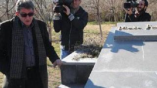 21 yıl sonra babasının mezarının başında