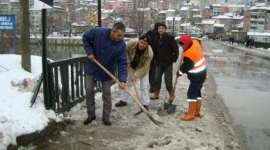 K&ouml;pr&uuml;deki buzlar temizlendi