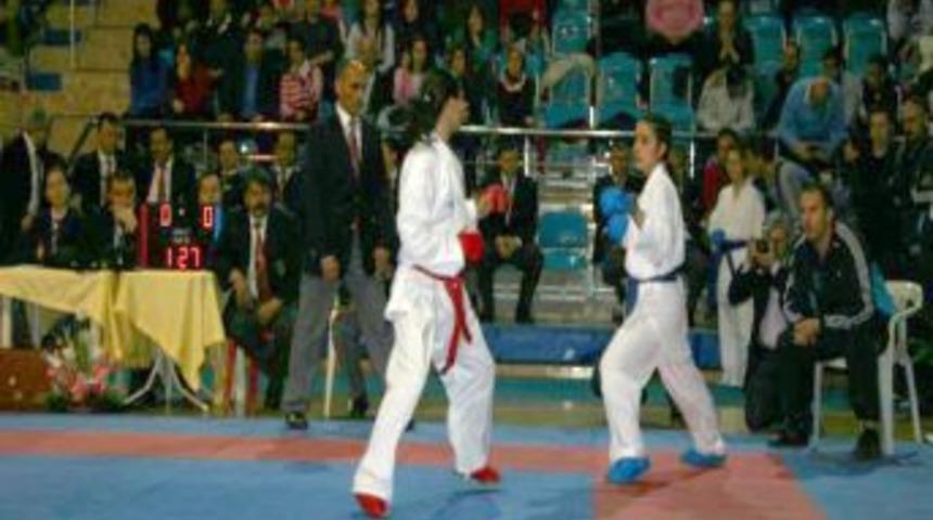 D&uuml;zceli Karateciler şampiyonadan 2 madalya ile d&ouml;nd&uuml;ler