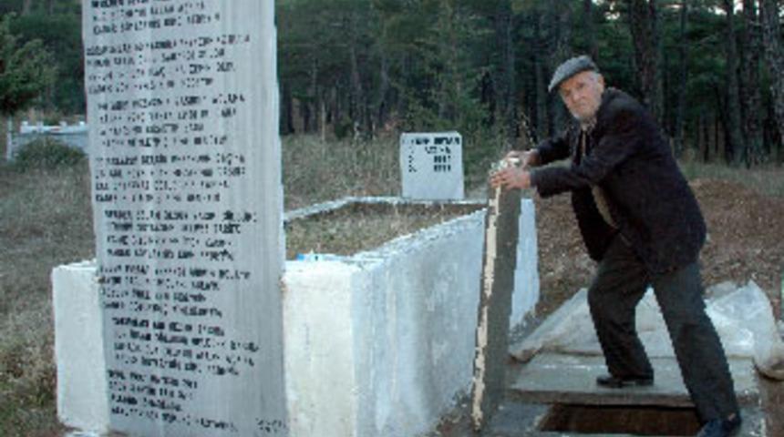 Aşkı i&ccedil;in mezarda yatıyor