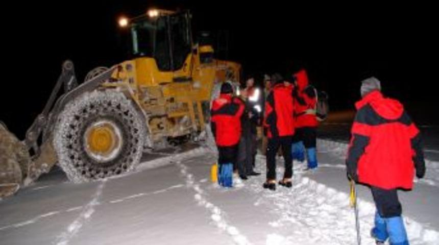 10 kilometre karda y&uuml;r&uuml;y&uuml;p dağda mahsur kalan şahsı kurtardılar