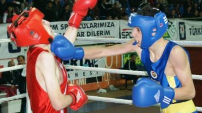 Trabzon&rsquo;da boks heyecanı s&uuml;r&uuml;yor