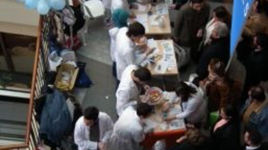 Tıp fak&uuml;ltesi &ouml;ğrencileri &uuml;cretsiz kan şekeri &ouml;l&ccedil;t&uuml;