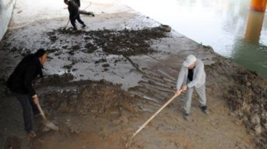Sel sularının getirdiği &ccedil;amurlar temizlendi