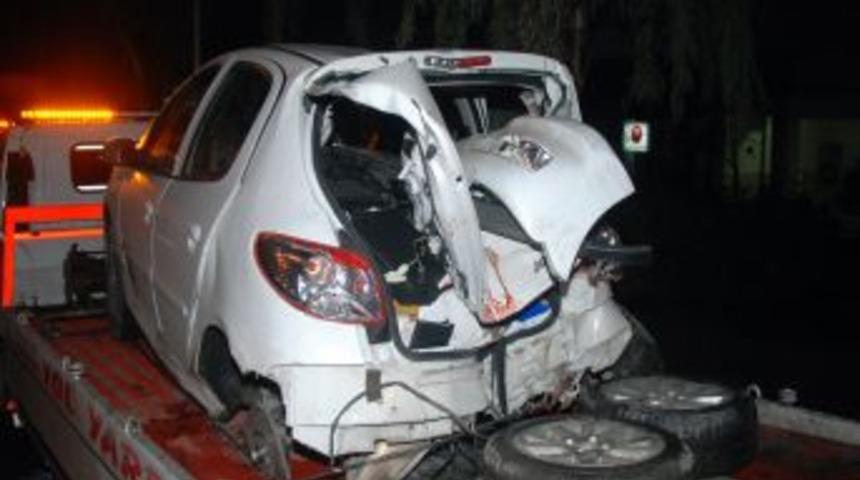 Alkoll&uuml; s&uuml;r&uuml;c&uuml; elektrik direğine &ccedil;arptı: 3 yaralı