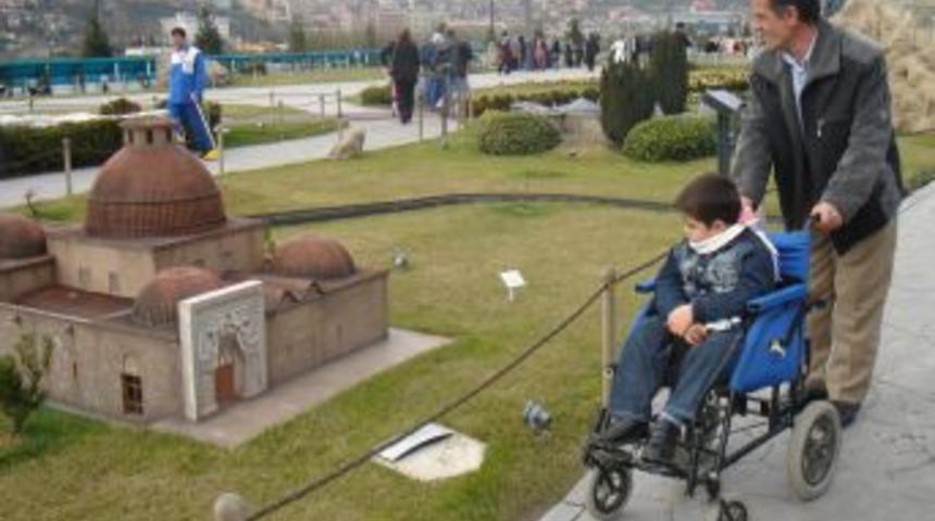 K&uuml;lt&uuml;rel gezilerle engeller aşılıyor