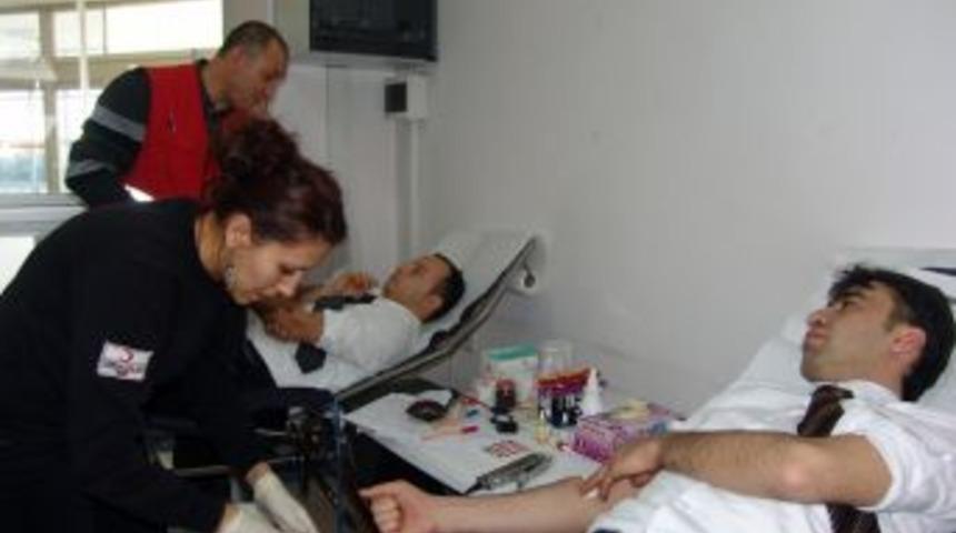 Belediye &ccedil;alışanlarından kan bağışı