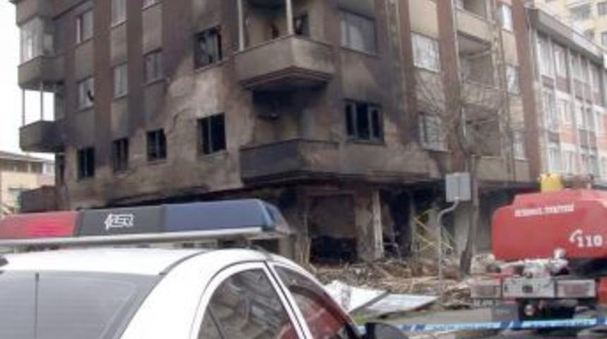 Polis, patlamanın olduğu binada inceleme yapıyor