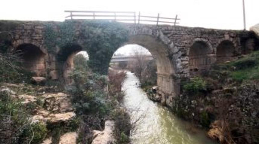 Tarihi Kutluca K&ouml;pr&uuml;s&uuml; g&uuml;n y&uuml;z&uuml;ne &ccedil;ıkıyor