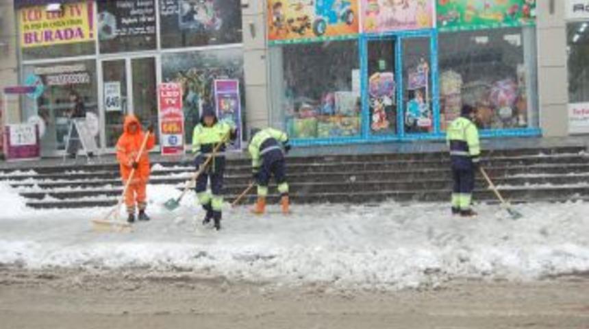 Gaziantep'te yoğun kar yağışı u&ccedil;ak seferlerini aksattı