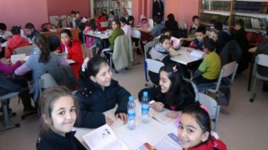 Mahalleli okumak i&ccedil;in okulda buluşuyor