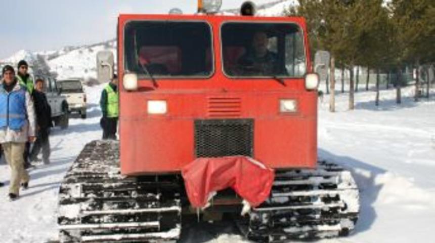Elektrik arızalarına paletli kar ara&ccedil;ları ile gidiyorlar
