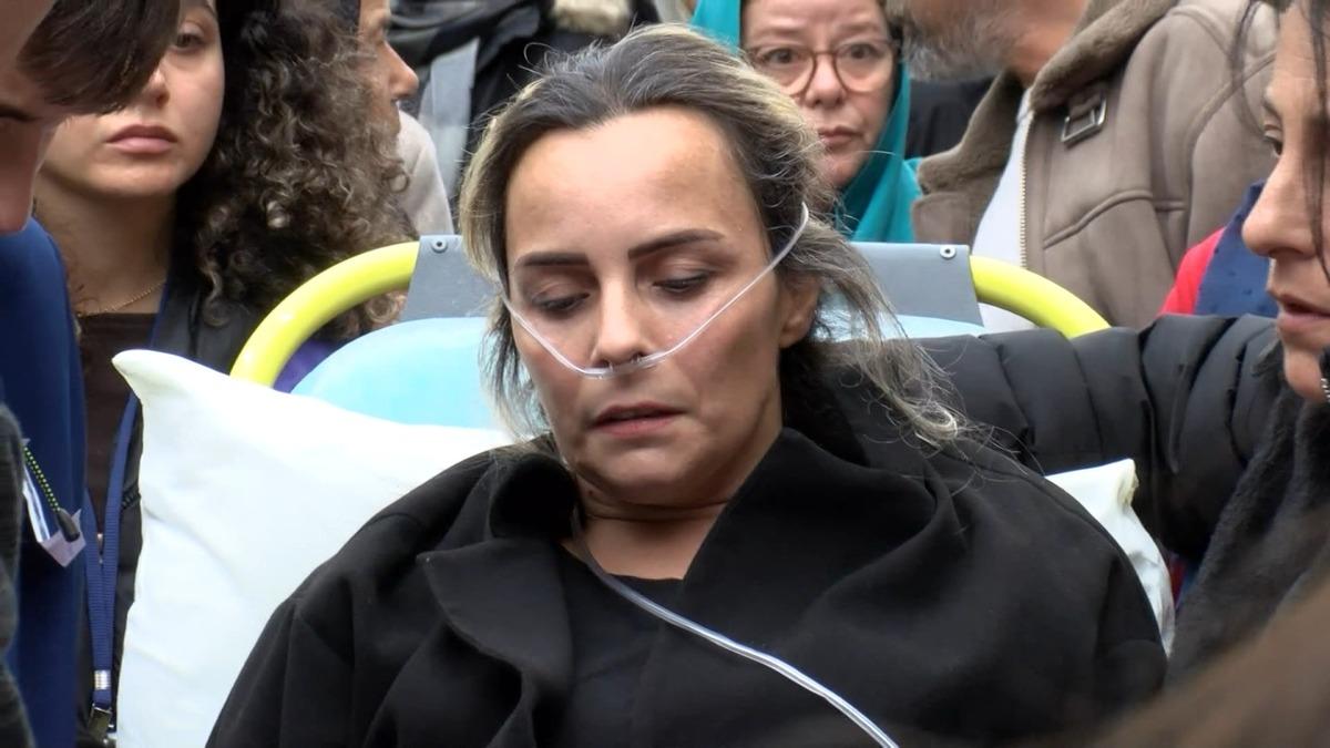 Maltepe&rsquo;de &ccedil;&ouml;ken binada hayatını kaybetmişti: Anne cenazeye sedye ile getirildi 6