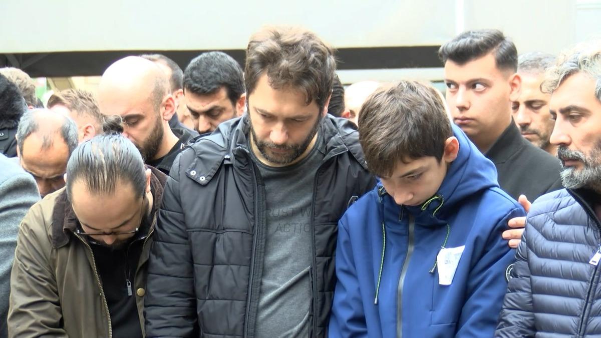 Maltepe&rsquo;de &ccedil;&ouml;ken binada hayatını kaybetmişti: Anne cenazeye sedye ile getirildi 5