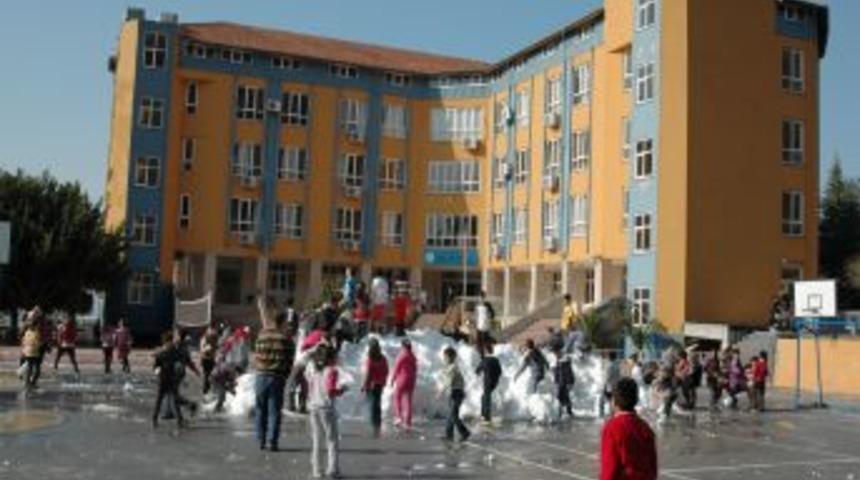 G&uuml;m&uuml;ş Koleji&rsquo;nin &ouml;ğrencilerine karne hediyesi &lsquo;kar&rsquo; oldu