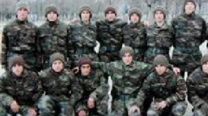 Tek kurşunla 2 silah arkadaşını &ouml;ld&uuml;rd&uuml;