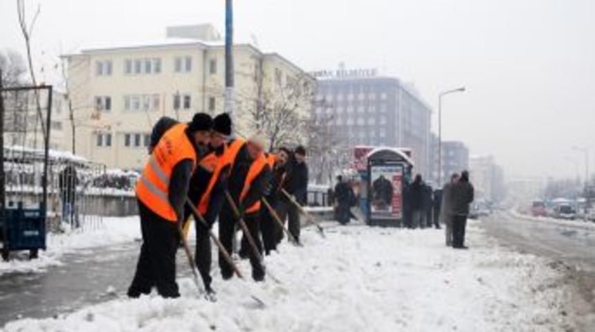 Mamak'ta karla m&uuml;cadele &ccedil;alışmaları s&uuml;r&uuml;yor