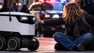Robotun önüne dikildi, polis gelince de çekilmedi! Gözaltına alındı