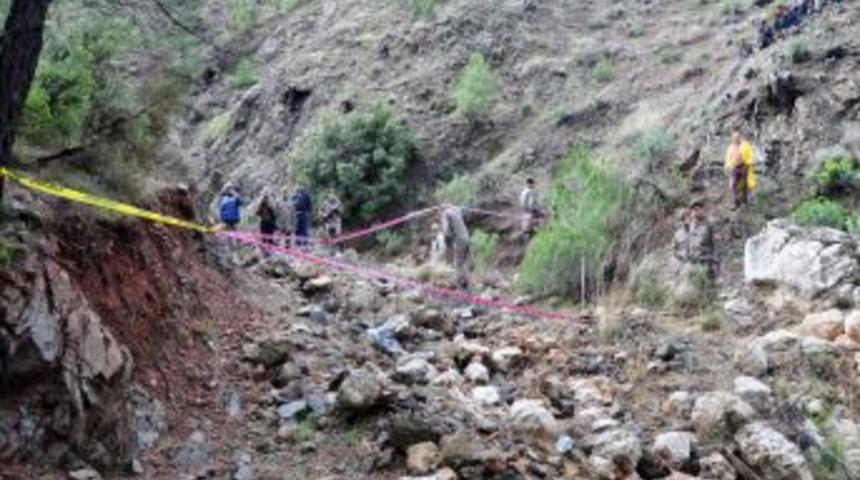 Kayıp &ccedil;obanın cesedine ulaşıldı, ke&ccedil;ileri ortada yok
